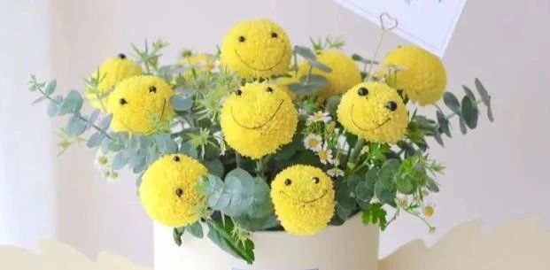 Ping Pong Daisy + Eucalyptus Leaf